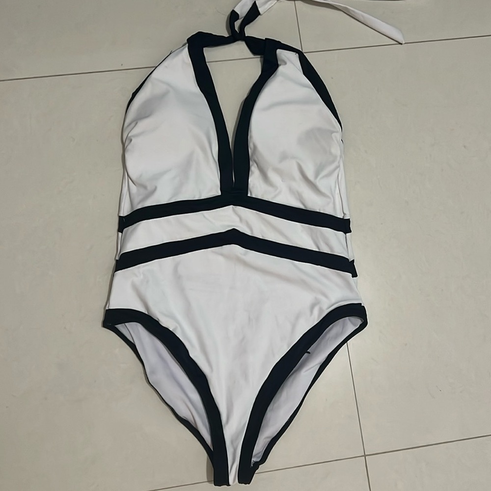 Traje de baño completo. Color blanco con doble forro no trapasa, ni se aclara.